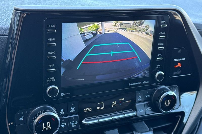 Toyota Highlander Vehicle Full-screen Gallery Image 21