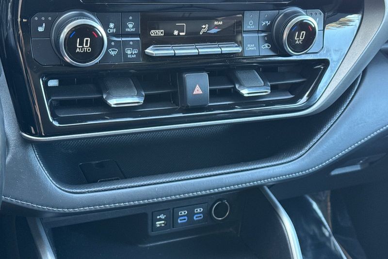 Toyota Highlander Vehicle Full-screen Gallery Image 22