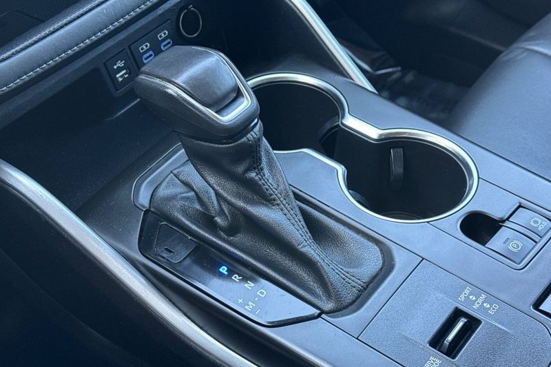 Toyota Highlander Vehicle Full-screen Gallery Image 23