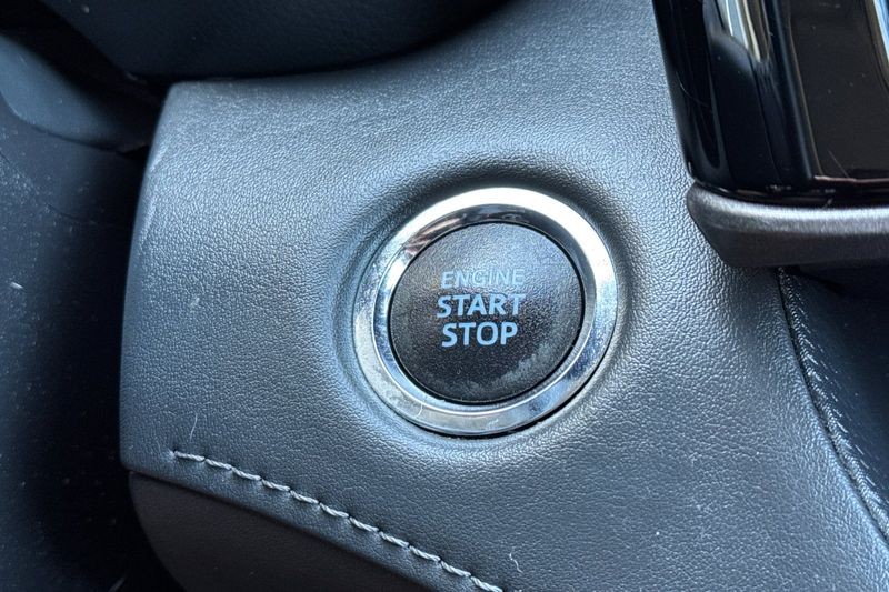 Toyota Highlander Vehicle Full-screen Gallery Image 24