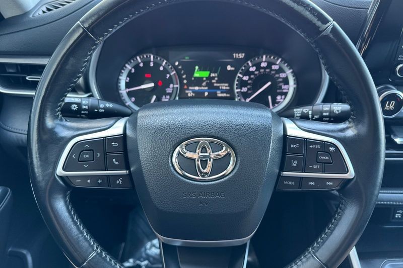 Toyota Highlander Vehicle Full-screen Gallery Image 25