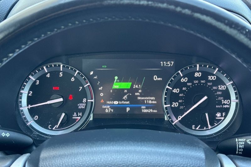 Toyota Highlander Vehicle Full-screen Gallery Image 26