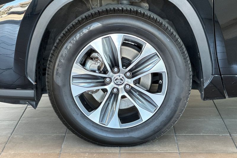 Toyota Highlander Vehicle Full-screen Gallery Image 28