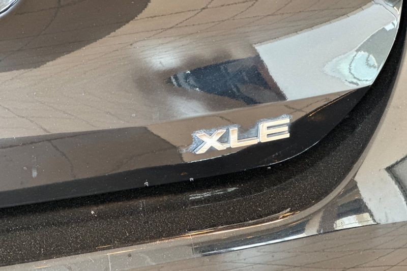 Toyota Highlander Vehicle Full-screen Gallery Image 29