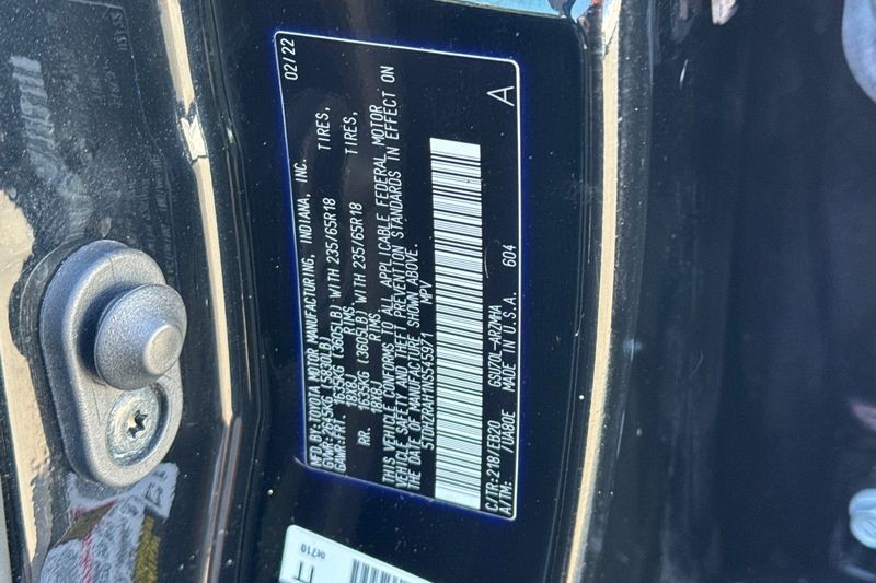 Toyota Highlander Vehicle Full-screen Gallery Image 31