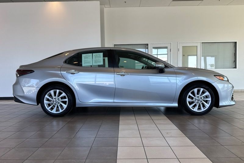 Toyota Camry Vehicle Full-screen Gallery Image 03