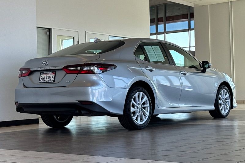 Toyota Camry Vehicle Full-screen Gallery Image 04