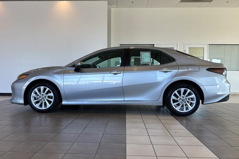 Toyota Camry Vehicle Full-screen Gallery Image 07