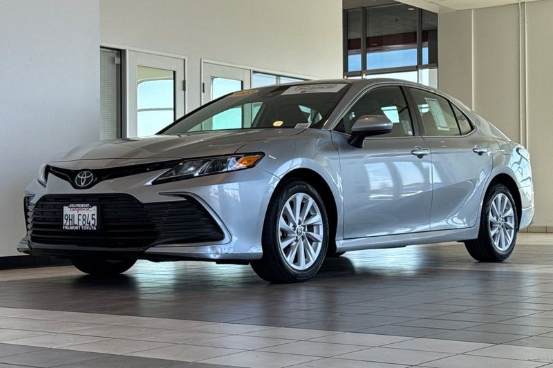 Toyota Camry Vehicle Full-screen Gallery Image 08