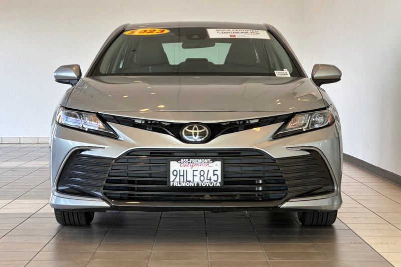 Toyota Camry Vehicle Full-screen Gallery Image 09