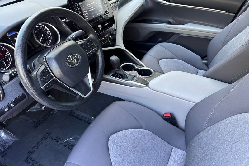 Toyota Camry Vehicle Full-screen Gallery Image 10