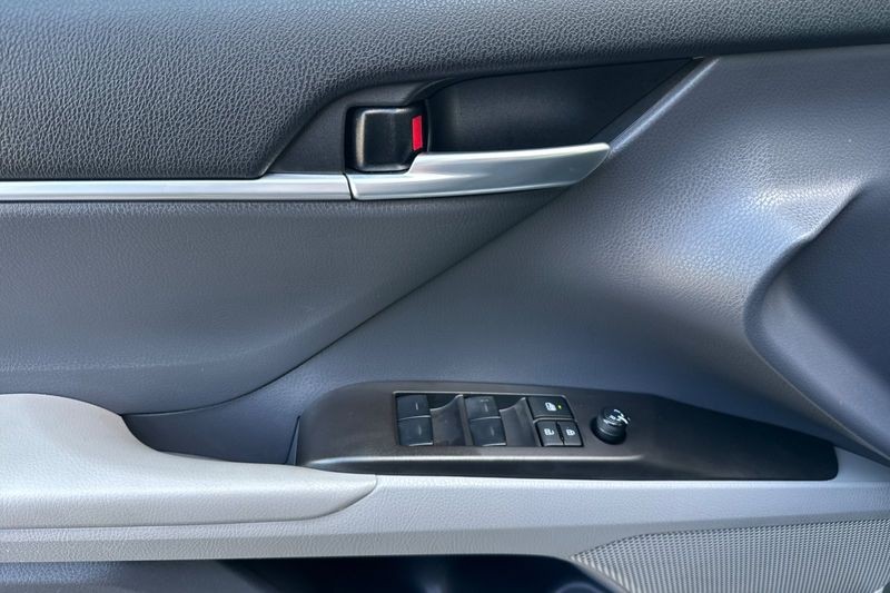 Toyota Camry Vehicle Full-screen Gallery Image 11