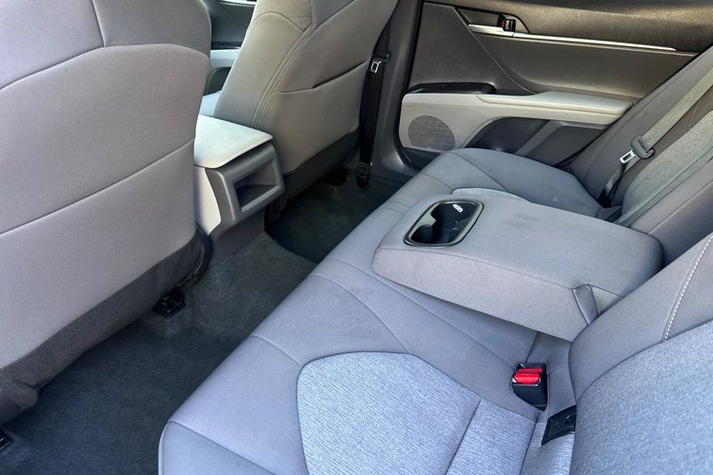 Toyota Camry Vehicle Full-screen Gallery Image 12