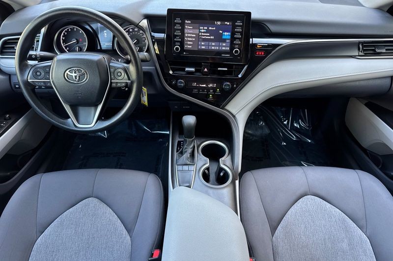 Toyota Camry Vehicle Full-screen Gallery Image 13