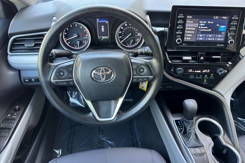 Toyota Camry Vehicle Full-screen Gallery Image 14