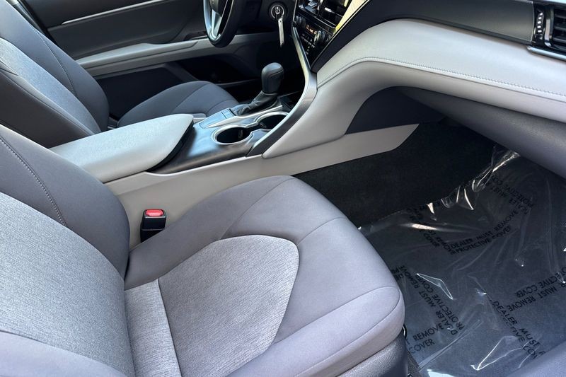 Toyota Camry Vehicle Full-screen Gallery Image 15