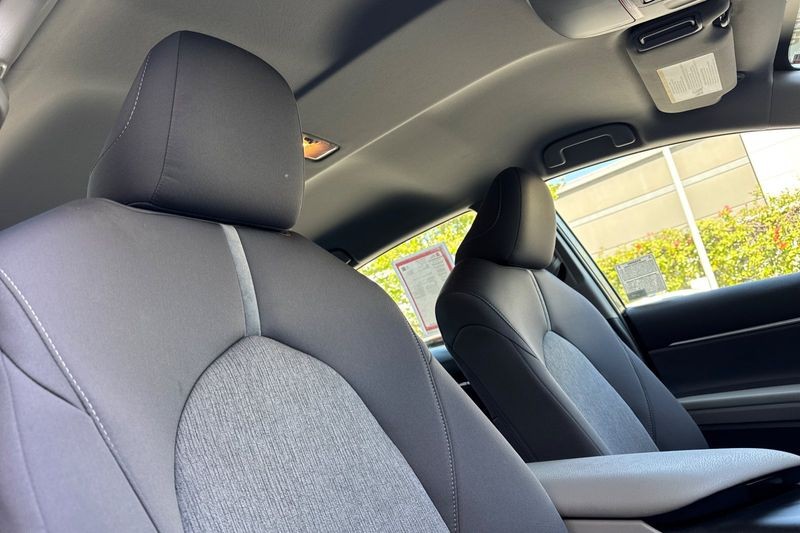 Toyota Camry Vehicle Full-screen Gallery Image 16