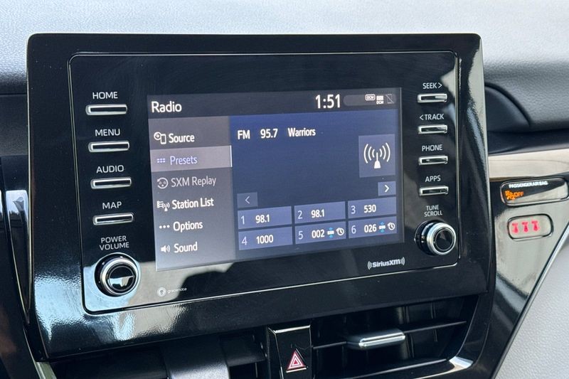 Toyota Camry Vehicle Full-screen Gallery Image 17