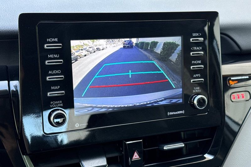 Toyota Camry Vehicle Full-screen Gallery Image 18