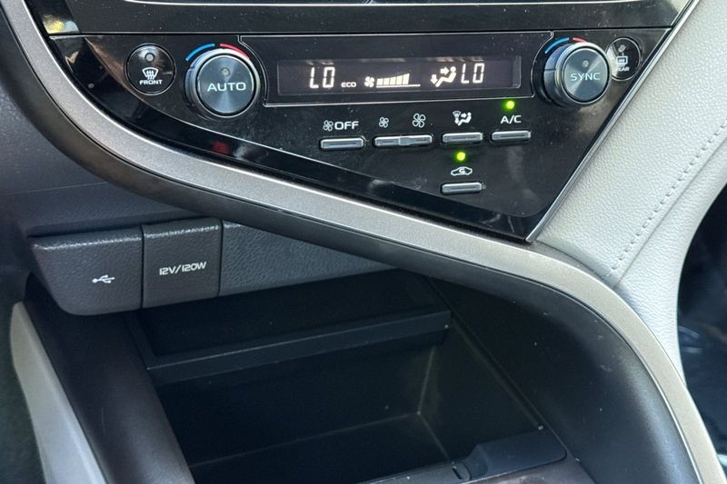 Toyota Camry Vehicle Full-screen Gallery Image 19