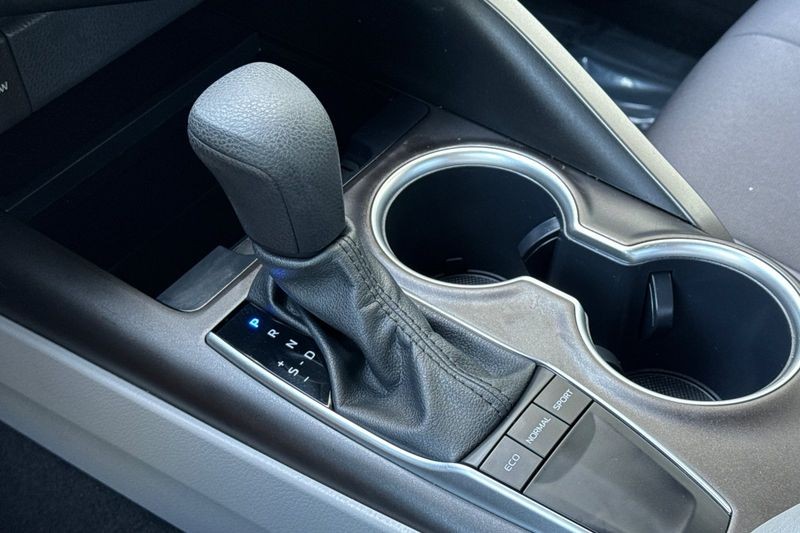 Toyota Camry Vehicle Full-screen Gallery Image 20