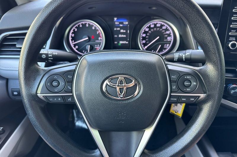 Toyota Camry Vehicle Full-screen Gallery Image 21