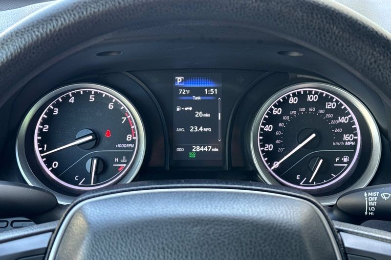 Toyota Camry Vehicle Full-screen Gallery Image 22