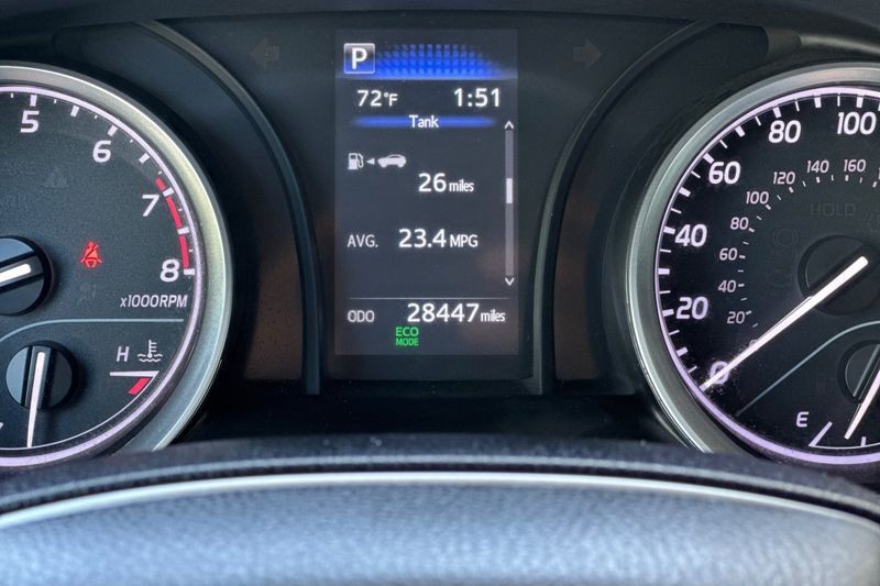 Toyota Camry Vehicle Full-screen Gallery Image 23