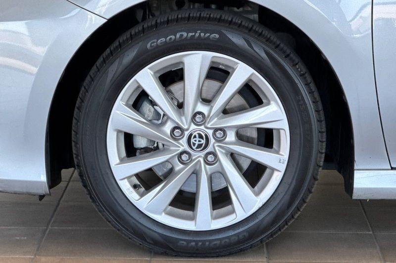 Toyota Camry Vehicle Full-screen Gallery Image 24