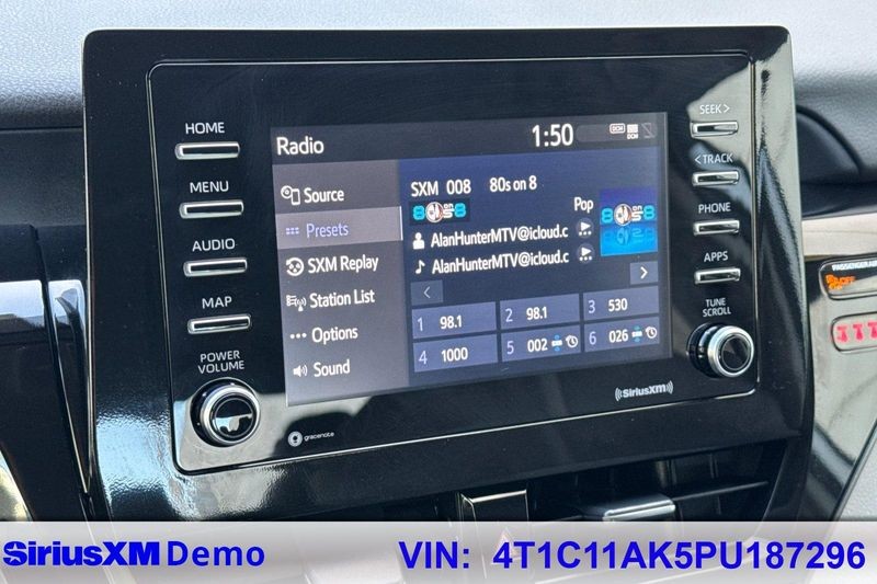 Toyota Camry Vehicle Full-screen Gallery Image 26