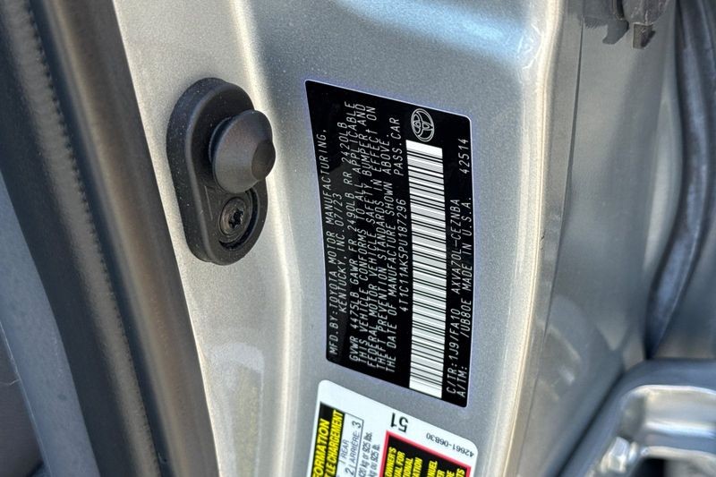 Toyota Camry Vehicle Full-screen Gallery Image 27