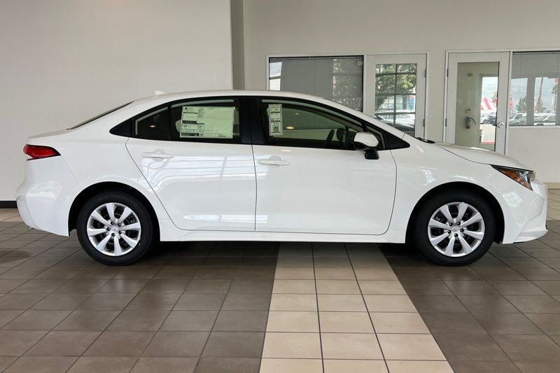 Toyota Corolla Vehicle Full-screen Gallery Image 04