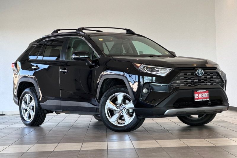 Toyota RAV4 Hybrid Vehicle Full-screen Gallery Image 02