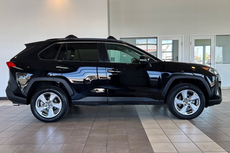 Toyota RAV4 Hybrid Vehicle Full-screen Gallery Image 03