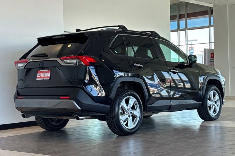 Toyota RAV4 Hybrid Vehicle Full-screen Gallery Image 04