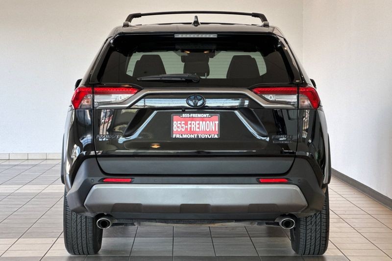 Toyota RAV4 Hybrid Vehicle Full-screen Gallery Image 05