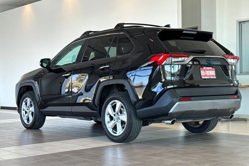 Toyota RAV4 Hybrid Vehicle Full-screen Gallery Image 06