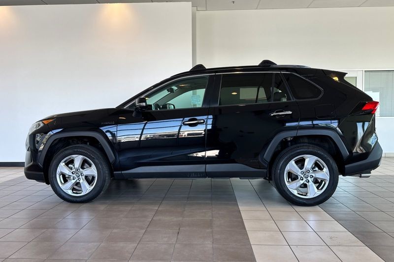 Toyota RAV4 Hybrid Vehicle Full-screen Gallery Image 07