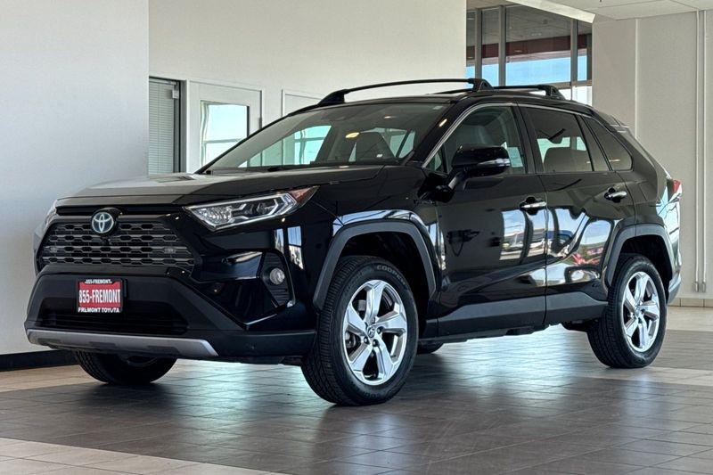 Toyota RAV4 Hybrid Vehicle Full-screen Gallery Image 08