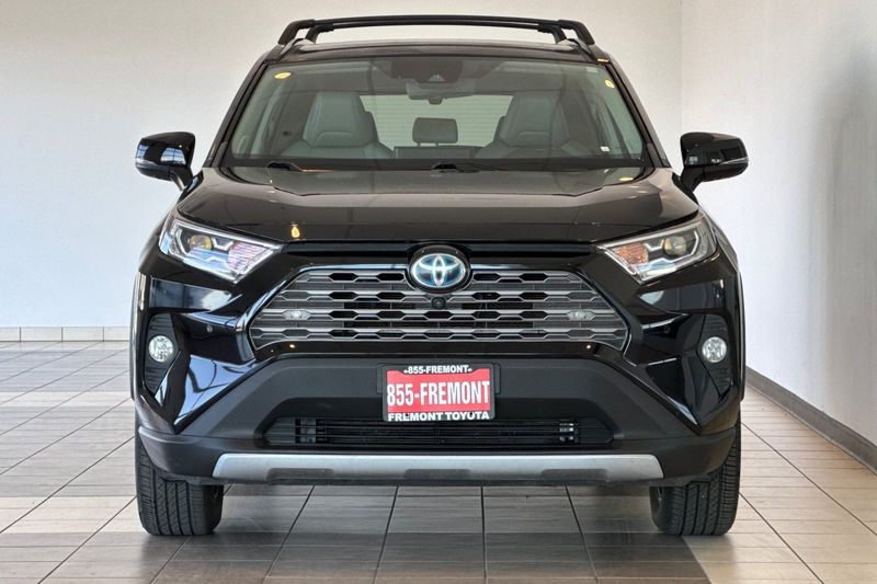 Toyota RAV4 Hybrid Vehicle Full-screen Gallery Image 09