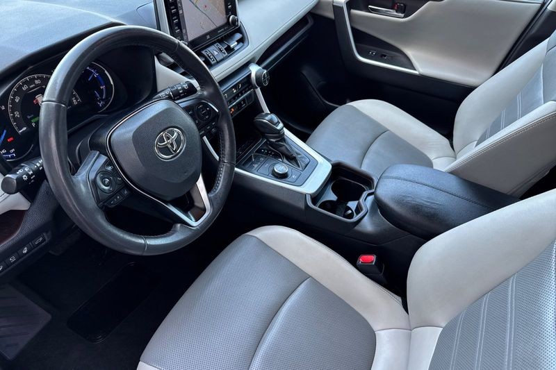 Toyota RAV4 Hybrid Vehicle Full-screen Gallery Image 10