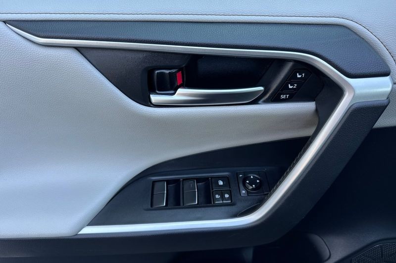 Toyota RAV4 Hybrid Vehicle Full-screen Gallery Image 11