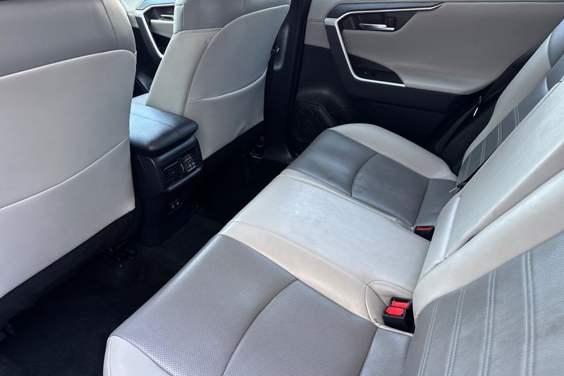 Toyota RAV4 Hybrid Vehicle Full-screen Gallery Image 12