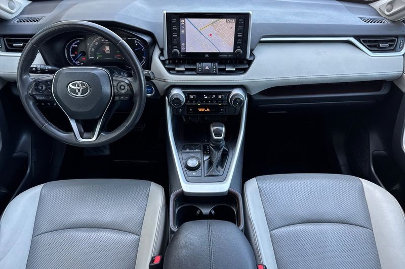 Toyota RAV4 Hybrid Vehicle Full-screen Gallery Image 13