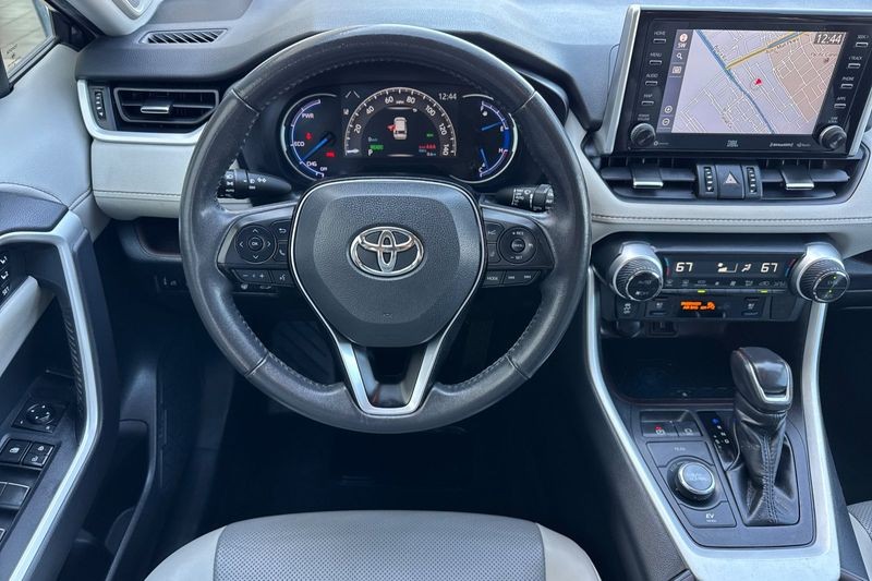 Toyota RAV4 Hybrid Vehicle Full-screen Gallery Image 14