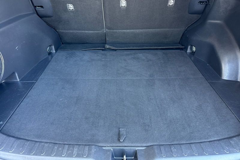 Toyota RAV4 Hybrid Vehicle Full-screen Gallery Image 15