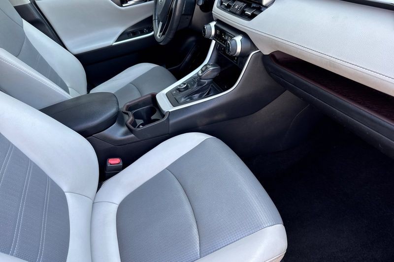 Toyota RAV4 Hybrid Vehicle Full-screen Gallery Image 16