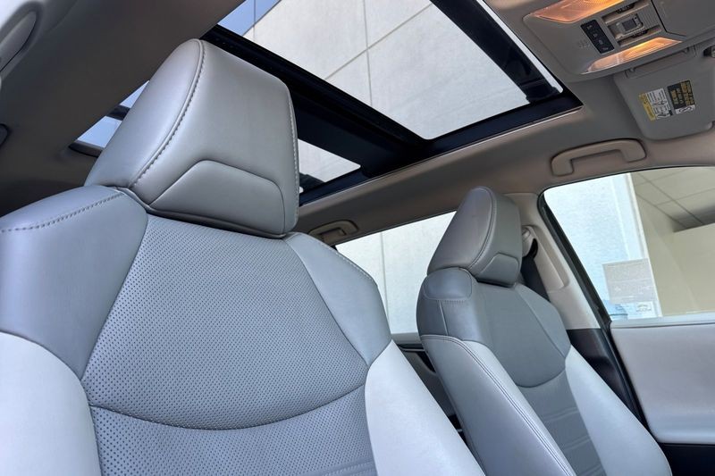 Toyota RAV4 Hybrid Vehicle Full-screen Gallery Image 17