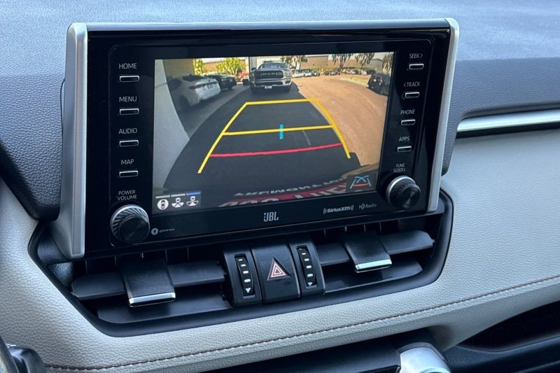 Toyota RAV4 Hybrid Vehicle Full-screen Gallery Image 20