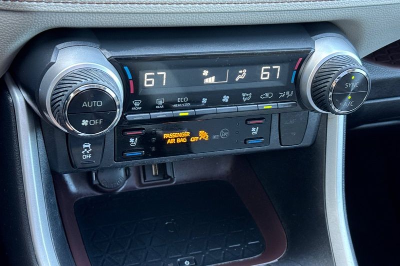 Toyota RAV4 Hybrid Vehicle Full-screen Gallery Image 21